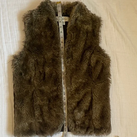 Sebby Women's Plush Faux Fur Vest - Picture 6 of 9